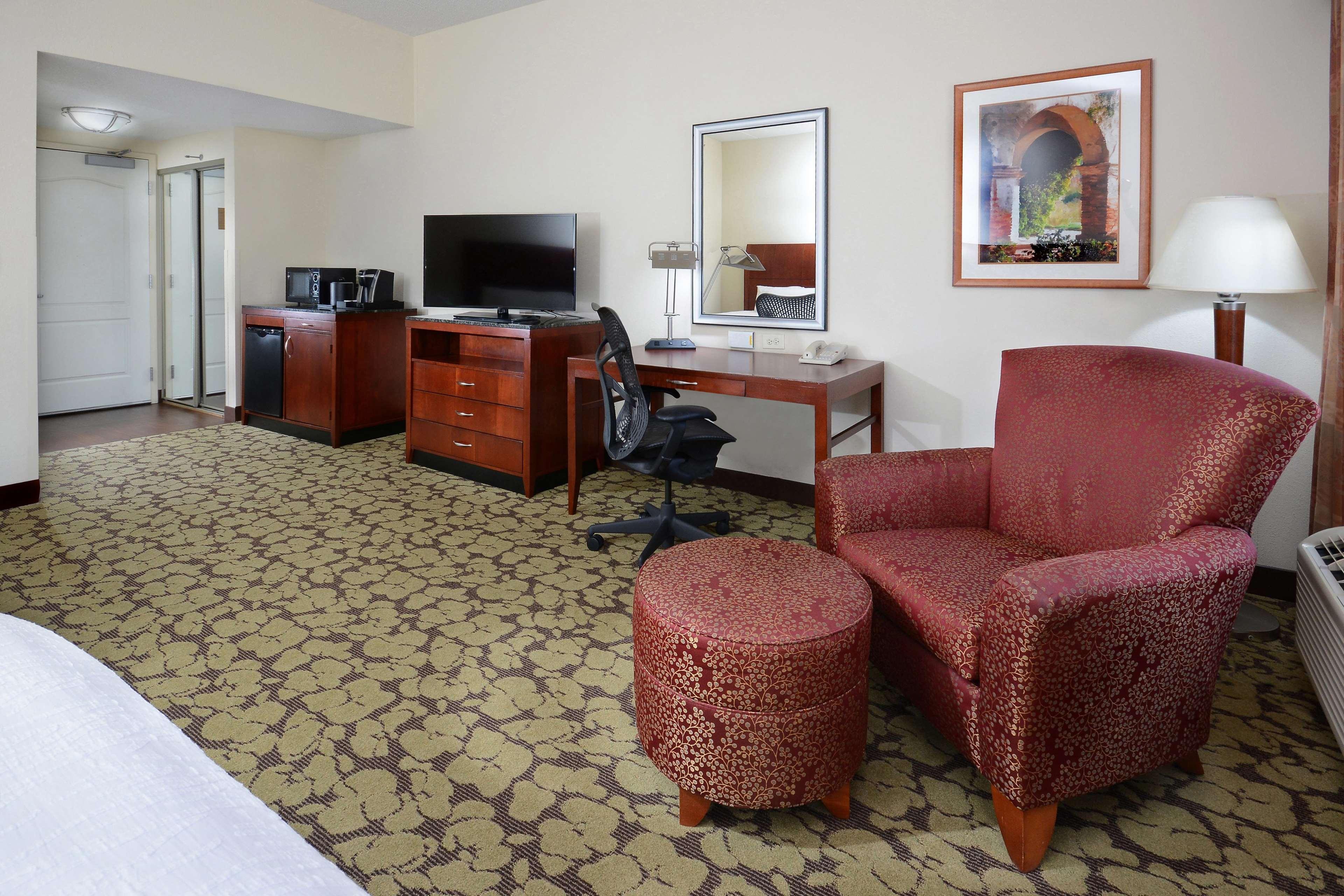 Hilton Garden Inn Greensboro Exterior photo
