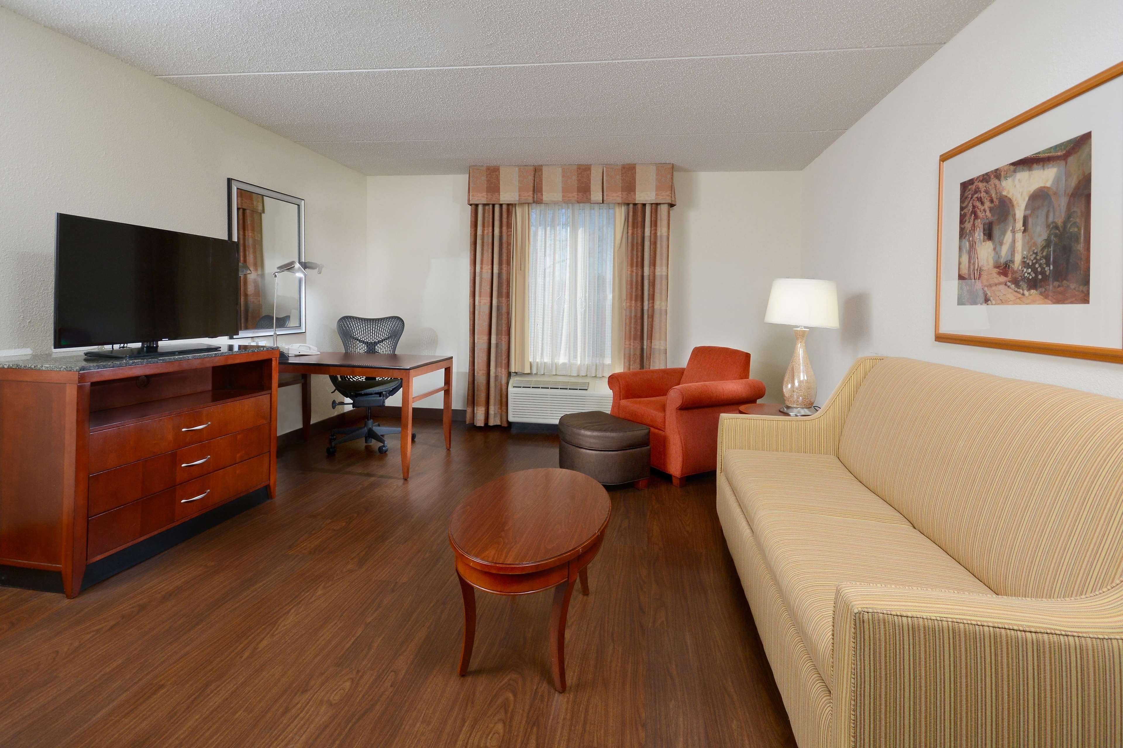Hilton Garden Inn Greensboro Exterior photo