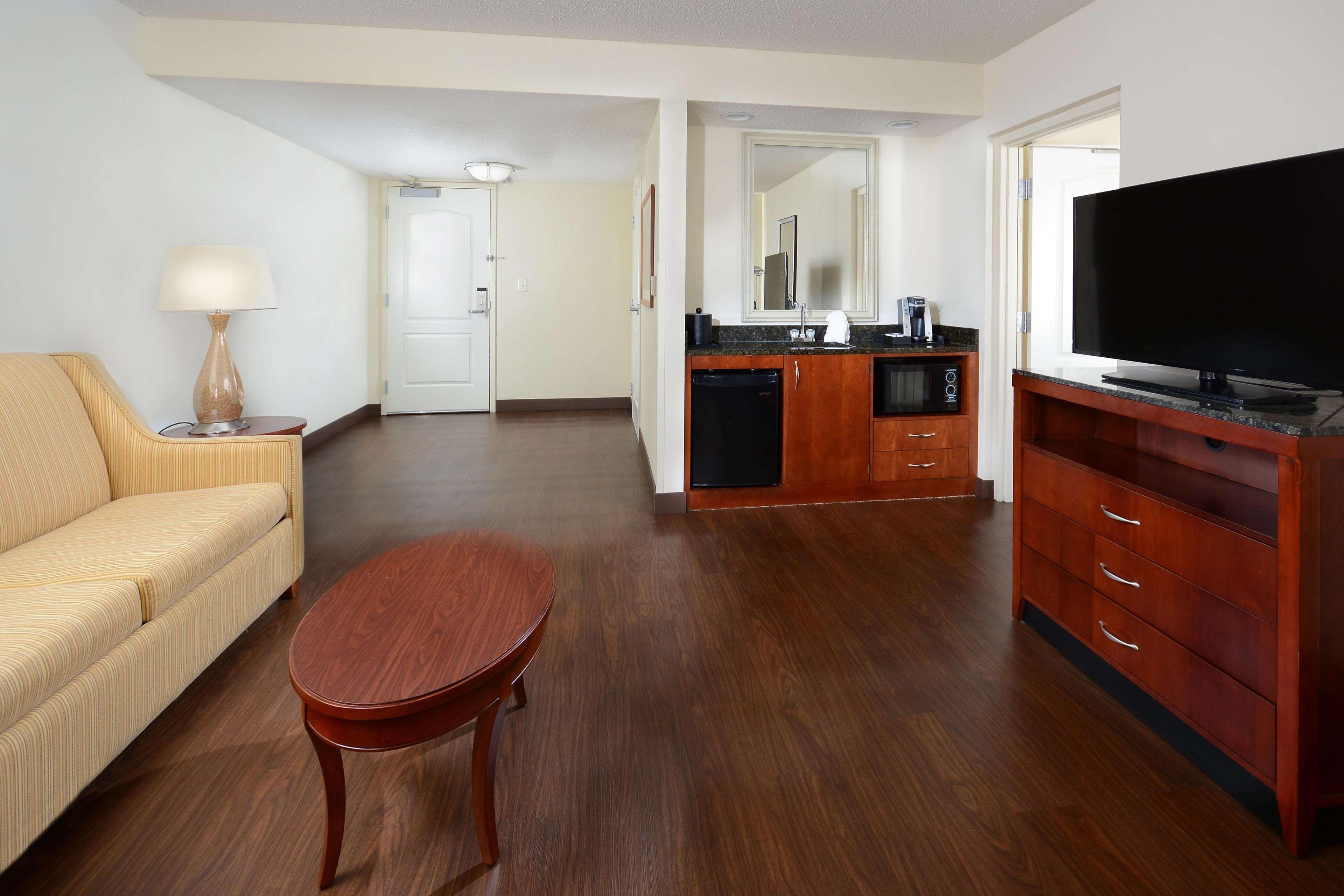 Hilton Garden Inn Greensboro Exterior photo