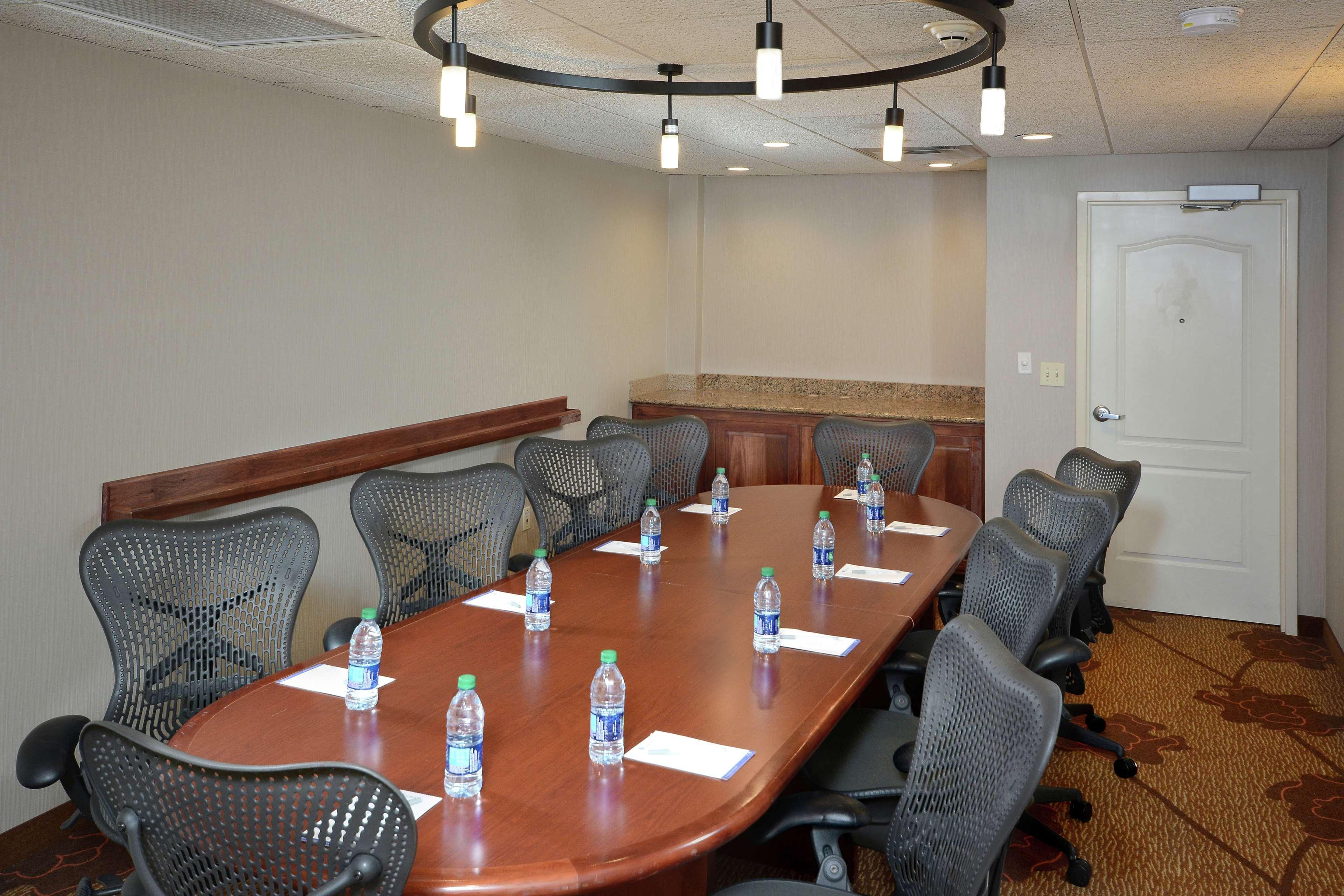 Hilton Garden Inn Greensboro Exterior photo