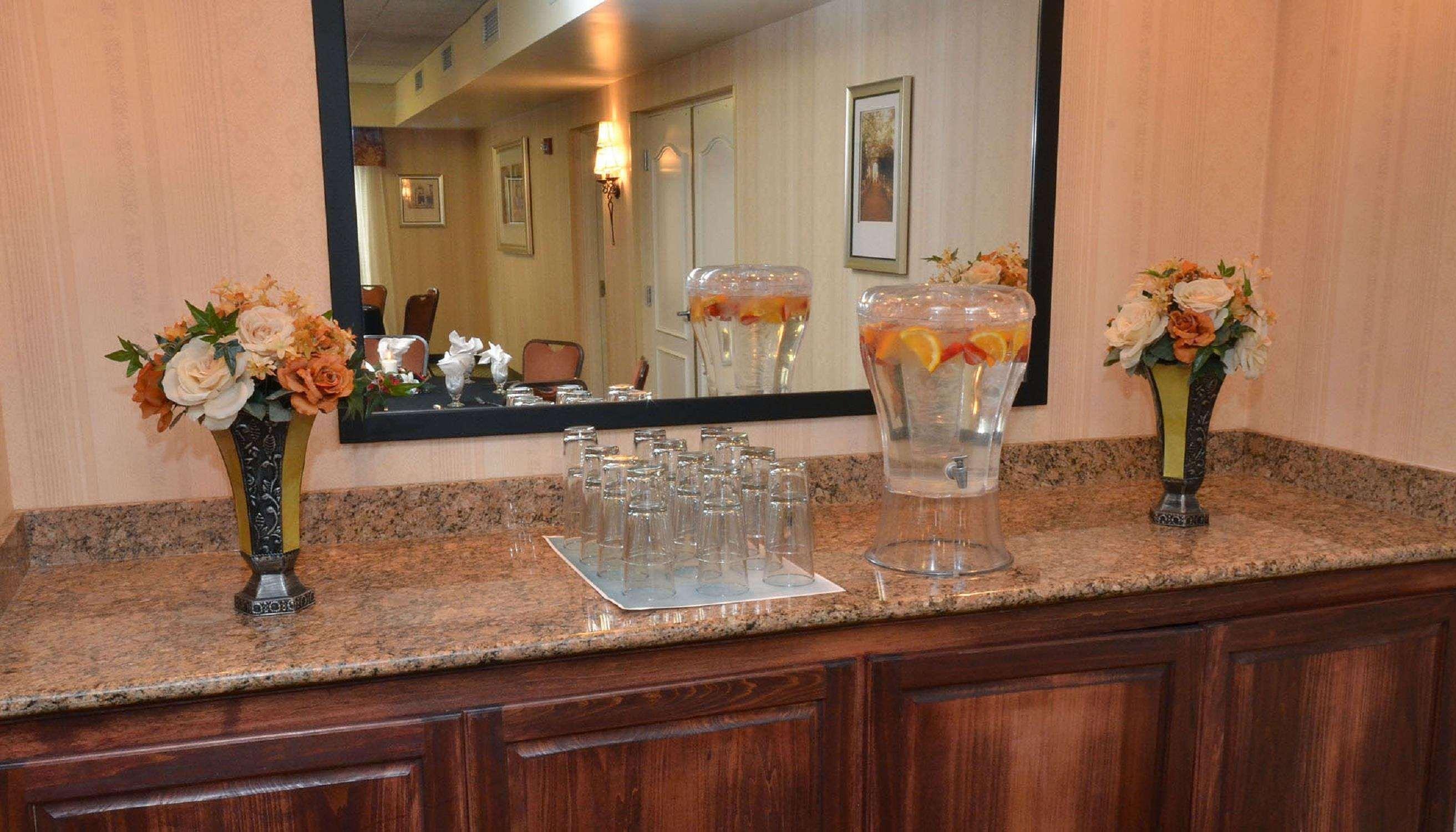 Hilton Garden Inn Greensboro Exterior photo