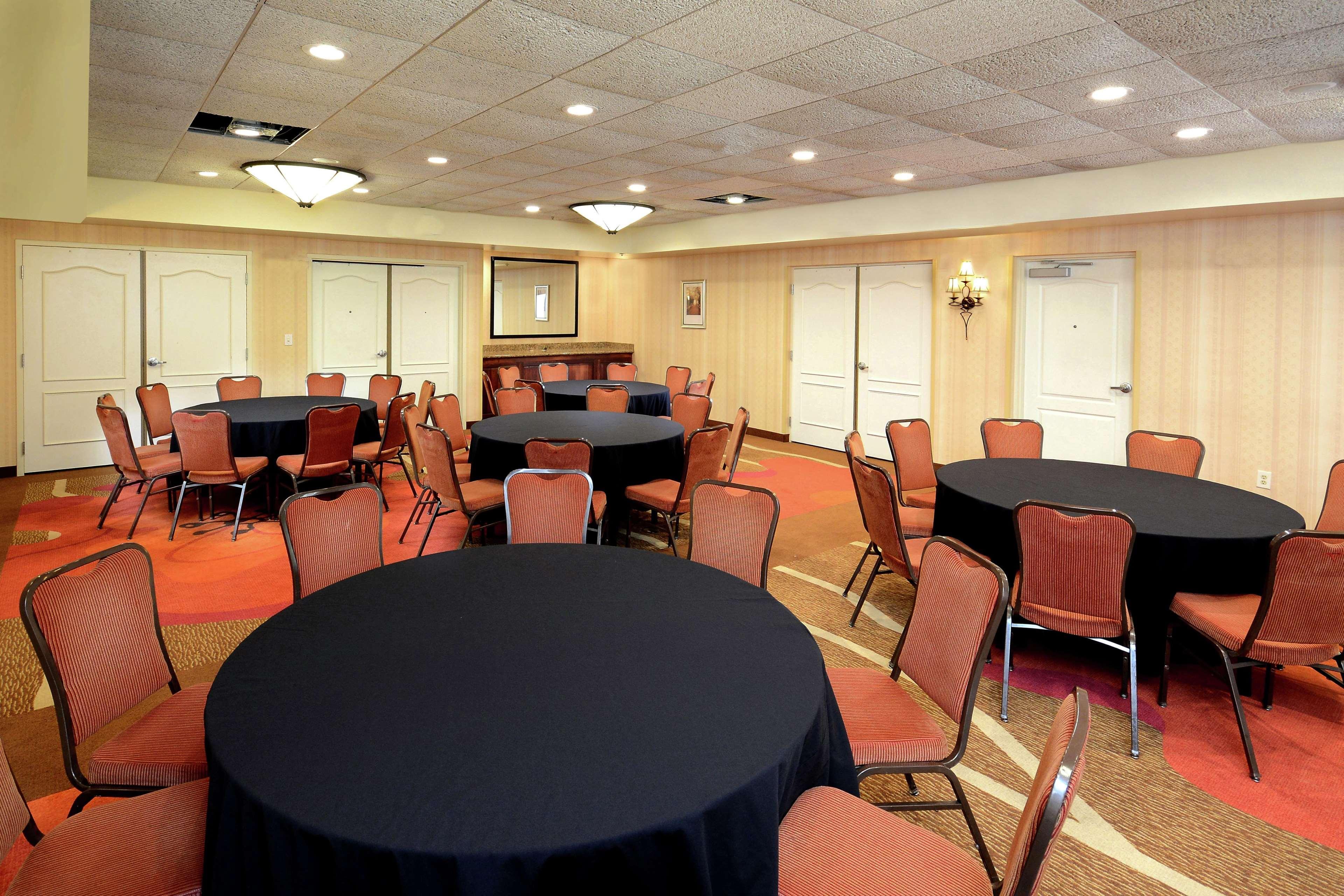 Hilton Garden Inn Greensboro Exterior photo