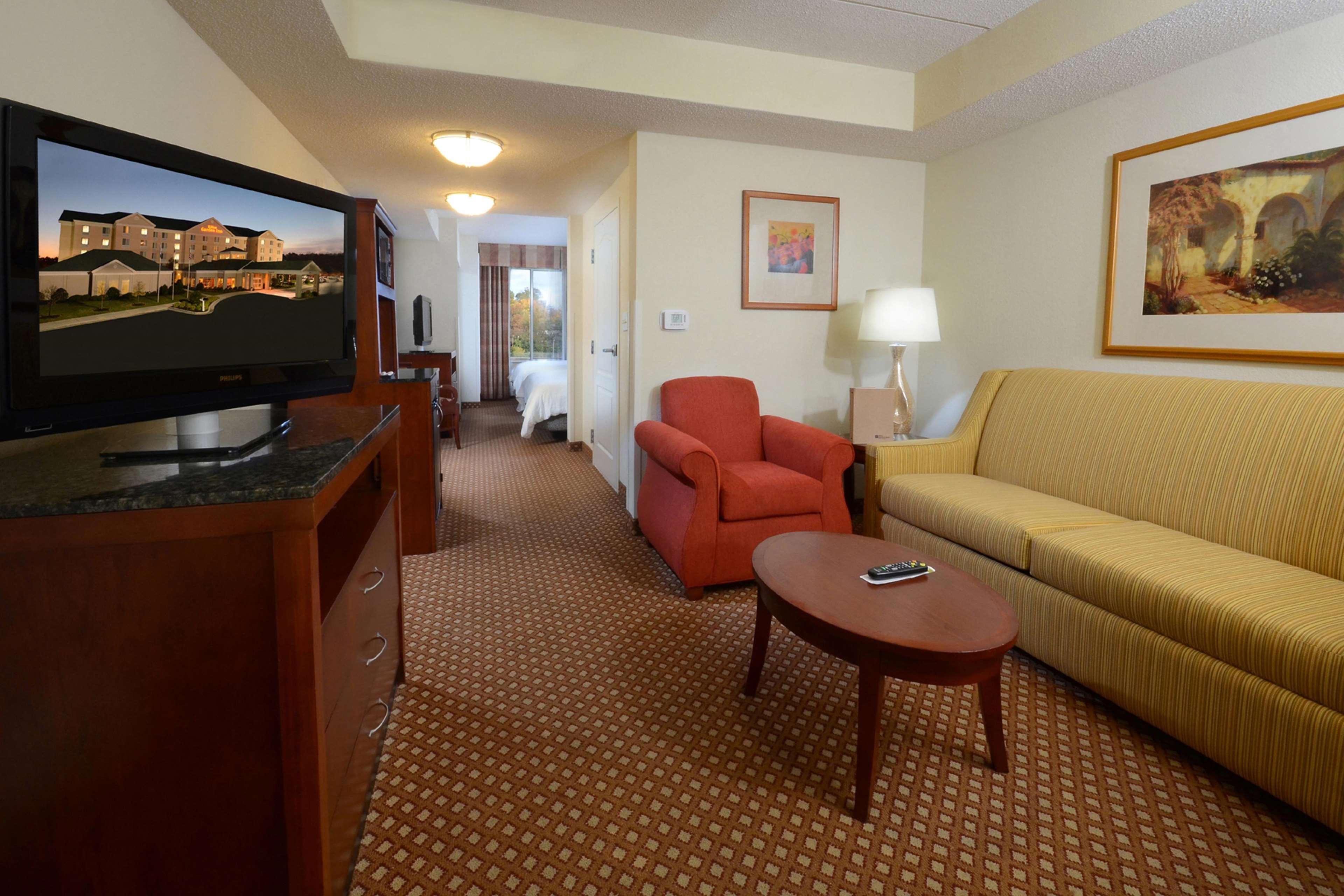 Hilton Garden Inn Greensboro Exterior photo