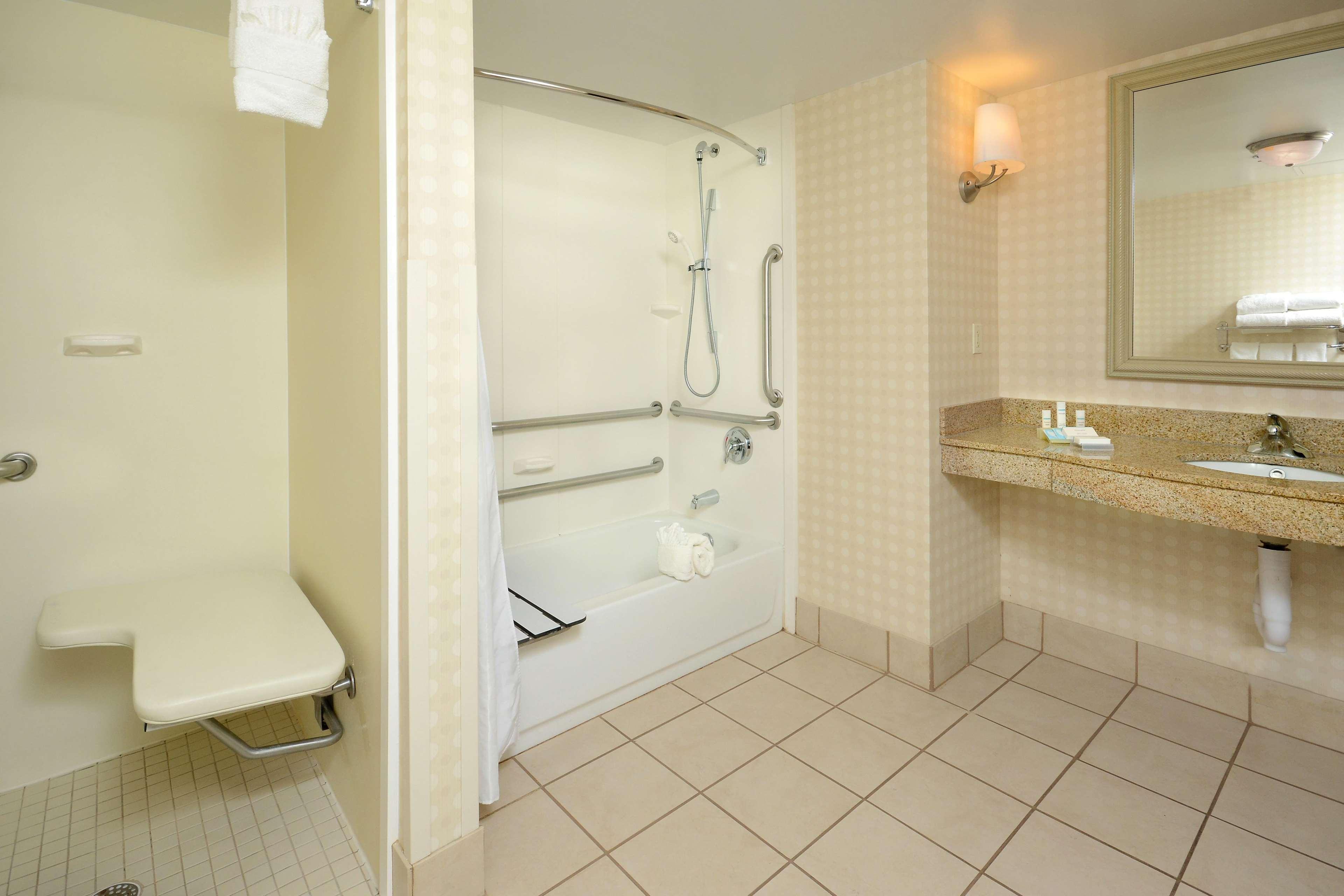 Hilton Garden Inn Greensboro Exterior photo