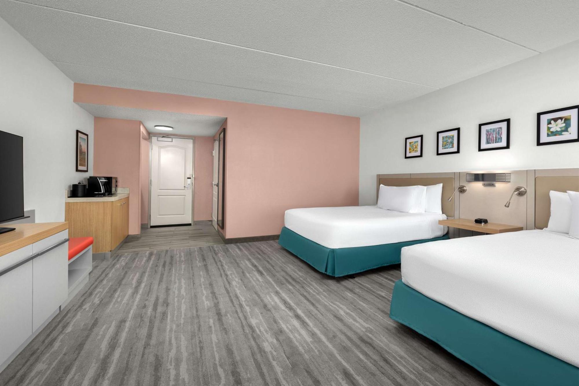 Hilton Garden Inn Greensboro Exterior photo